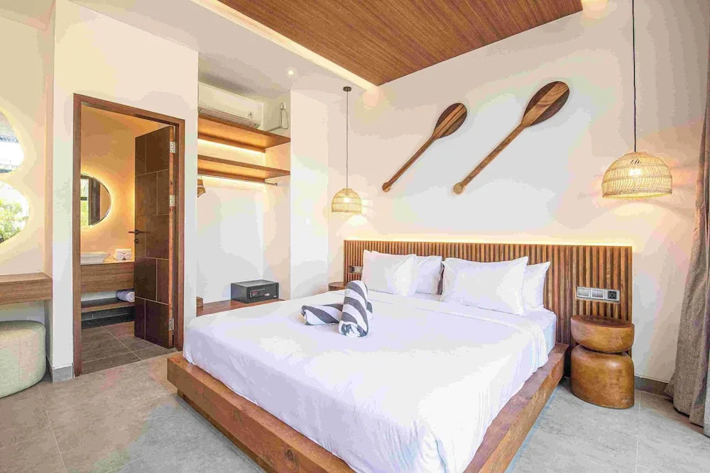 Refined 5BR Contemporary Villa, 400m to the Beach