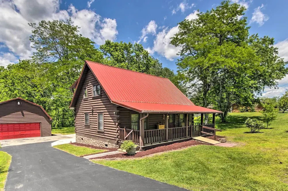 Rustic Cabin w/ Screened Deck: 8 Mi to Dollywood