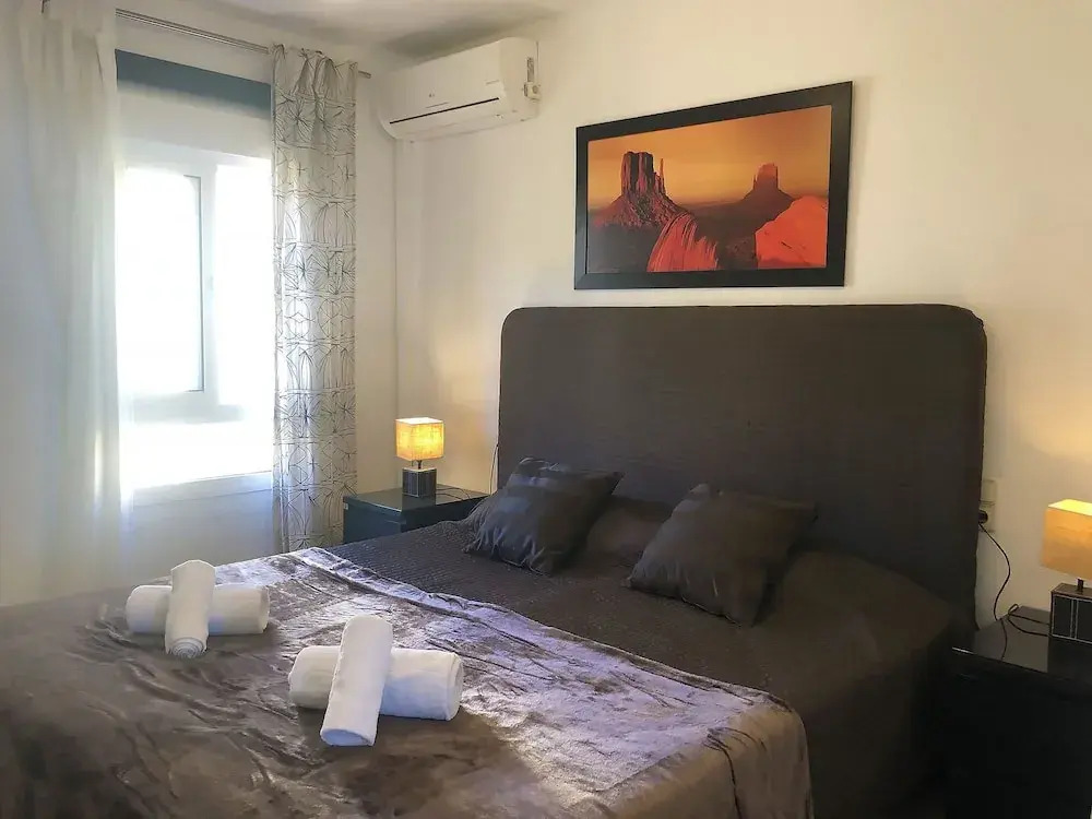 Doña Lola Patricia - Spacious 3 bedroom top floor apartment with uninterrupted sea views. Only a few meters to Calahonda beach