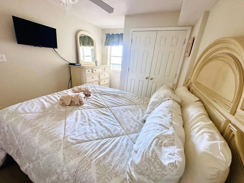 Ashworth 1604 3 Bedroom Condo by RedAwning, North Myrtle Beach