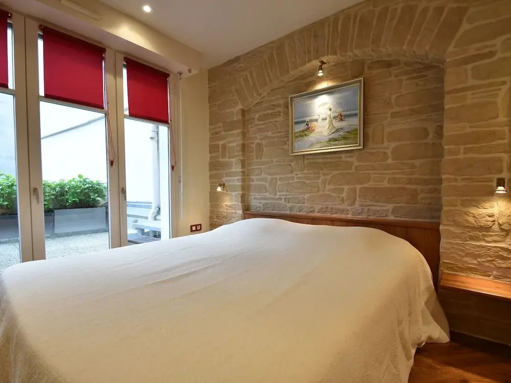 Cozy Apartment in Honfleur with a Private Garden
