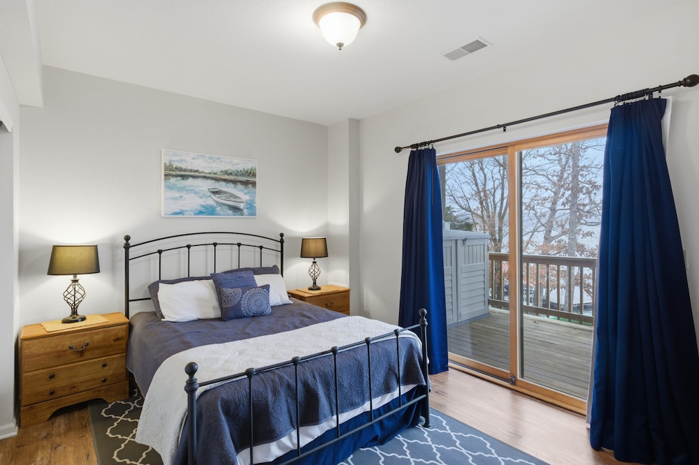 Lakefront Log Cabin With Private Dock, Two Decks & Cozy Comfort at 35mm in Sunrise Beach