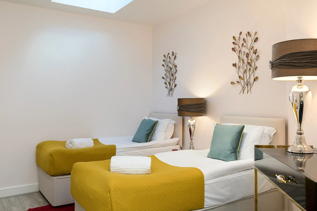 Designer 2-bed 2-bath Apartment With a Garden