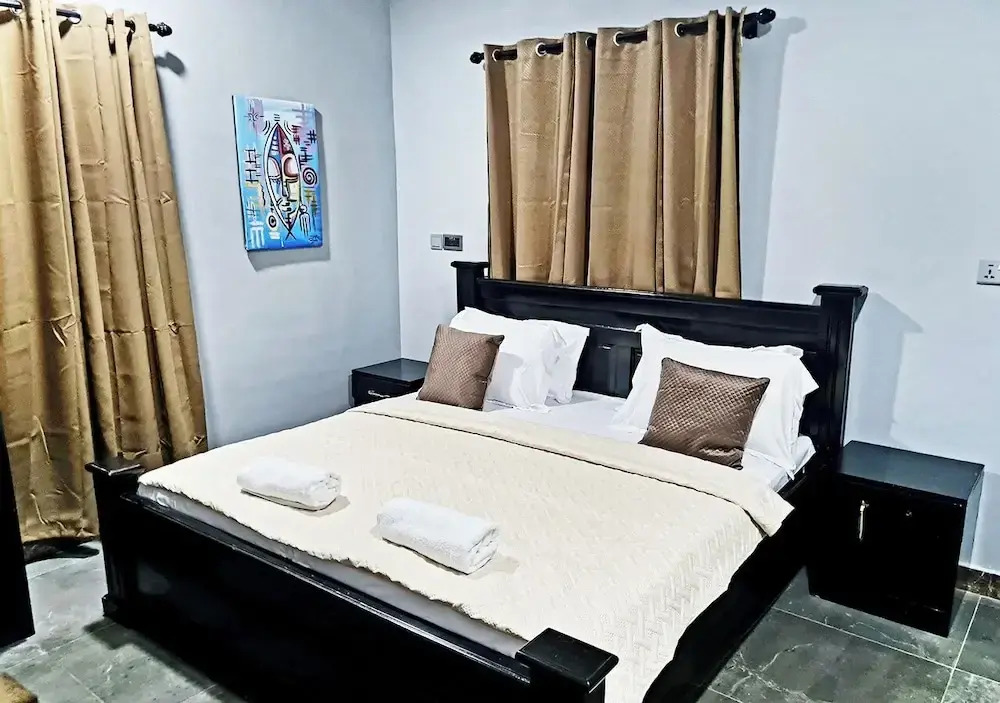 Modern Comfy & Quiet  Close to Highway