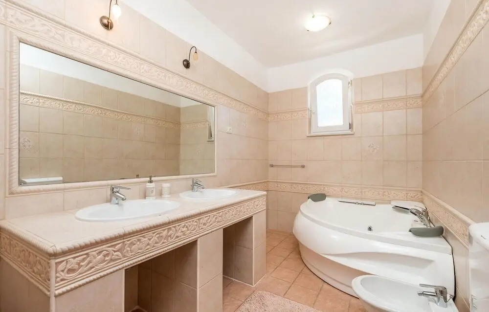Awesome Home In Opric