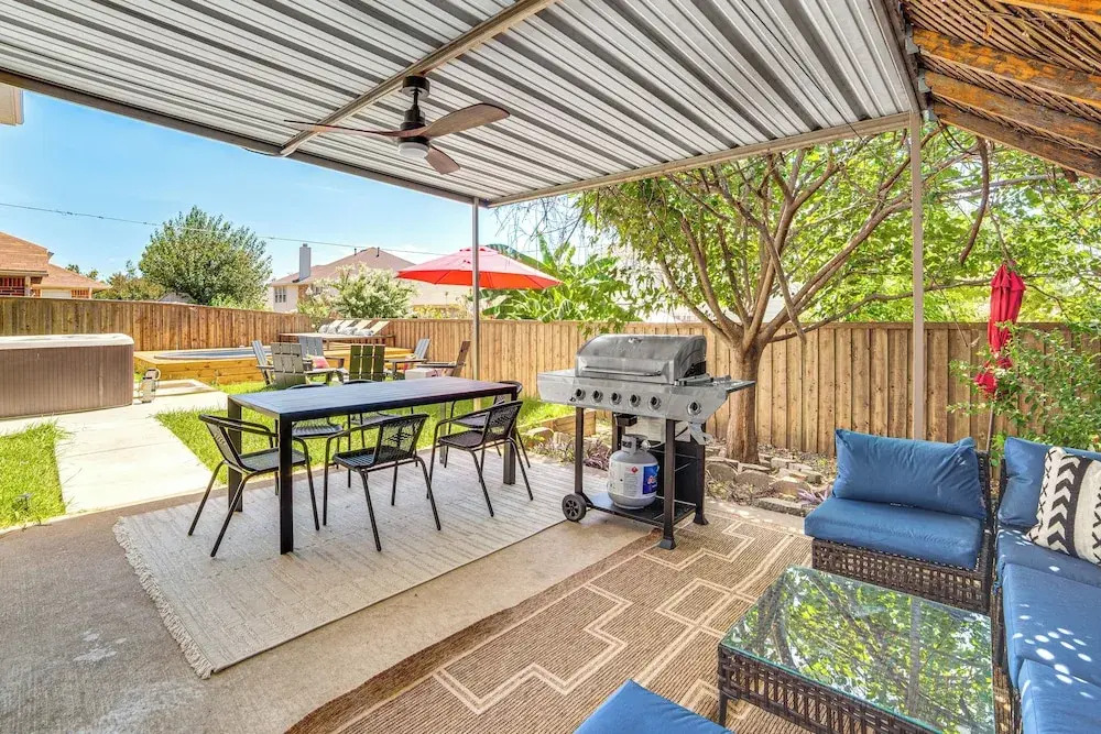 Group-friendly Grand Prairie Home w/ Perks!