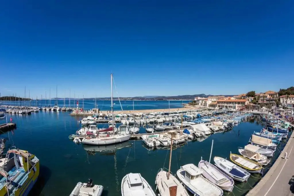 Bel appartement sur le port du Brusc avec sa place de parking privative.