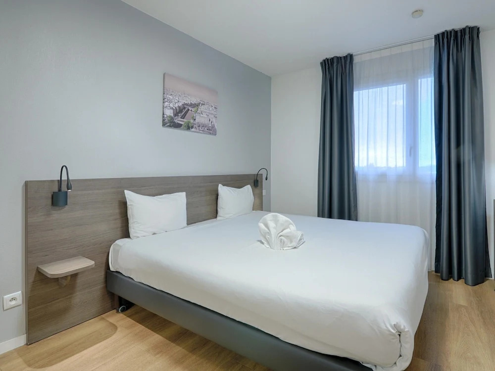 Riverside Couples Stay Near Paris