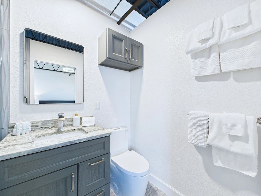 Minutes to Port Loft Near Dining Fun -unit 207