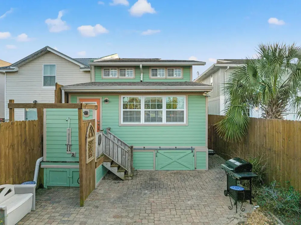 Just Beachy 3BR Dog-friendly Townhouse Near Beaches & Attractions!