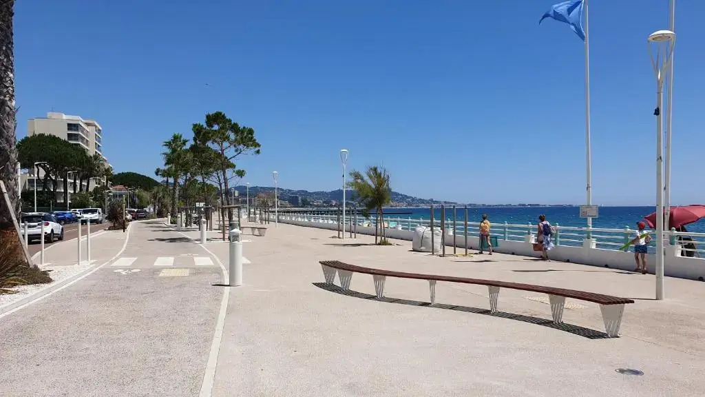 Garden and beach sea view apartment Cannes