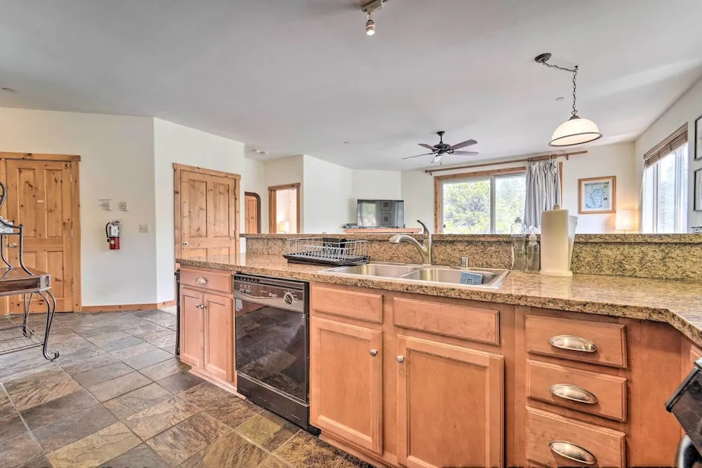 2 Mi to Donner Lake: Walkable Truckee Condo!
