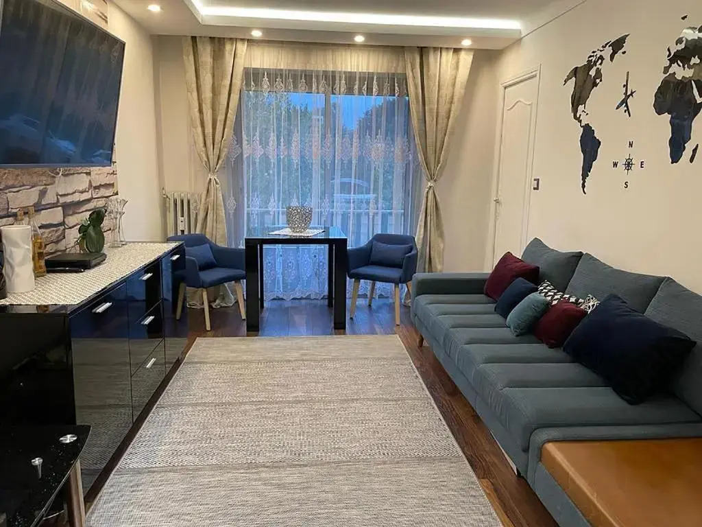 Charming AC 2-bedroom apartment Antibes city center family, couples friendly