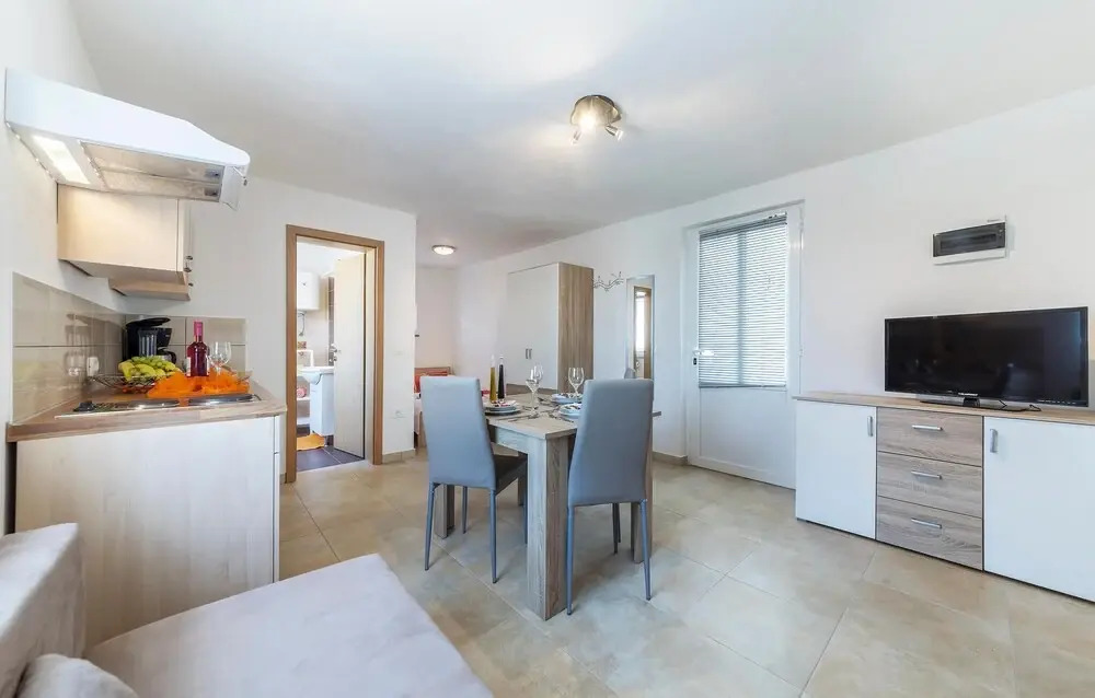 Nice Home in Trget With Wifi, 4 Bedrooms and Outdoor Swimming Pool