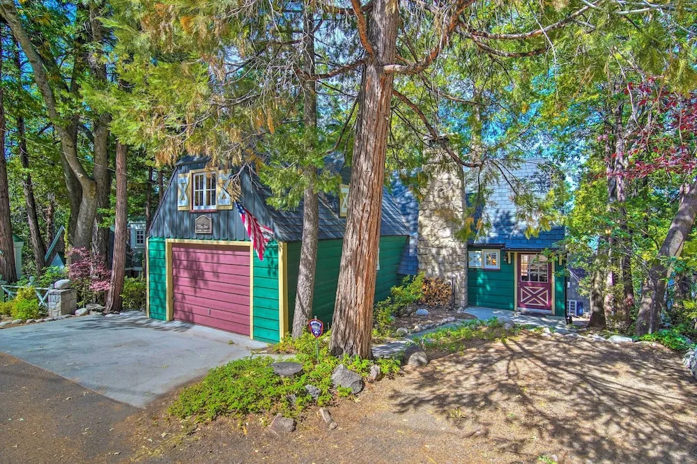 Vintage Lake Arrowhead Cabin - Walk to Lake!