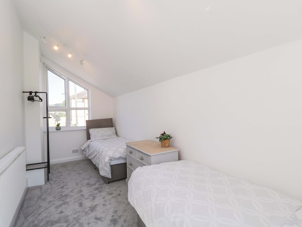 6 Newbridge Gardens