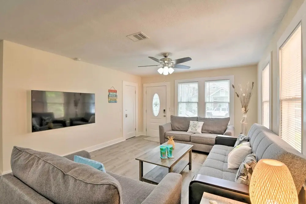Bright Galveston Bungalow: 1/2 Mi to Pleasure Pier