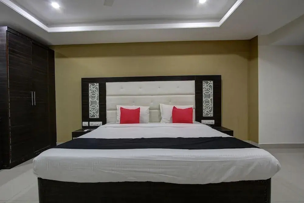 Capital O 46699 Hotel Insta