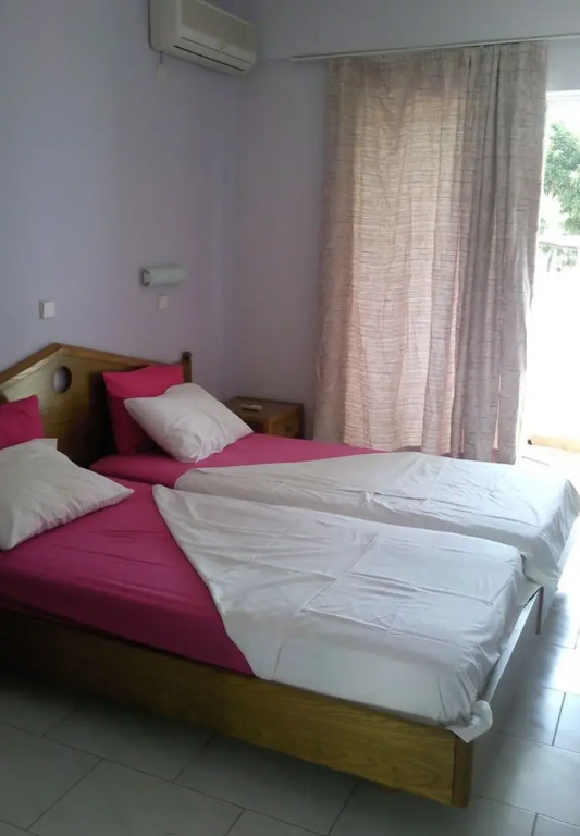 Room in Studio - Rock Garden Apartments - 2 Steps From the Beach