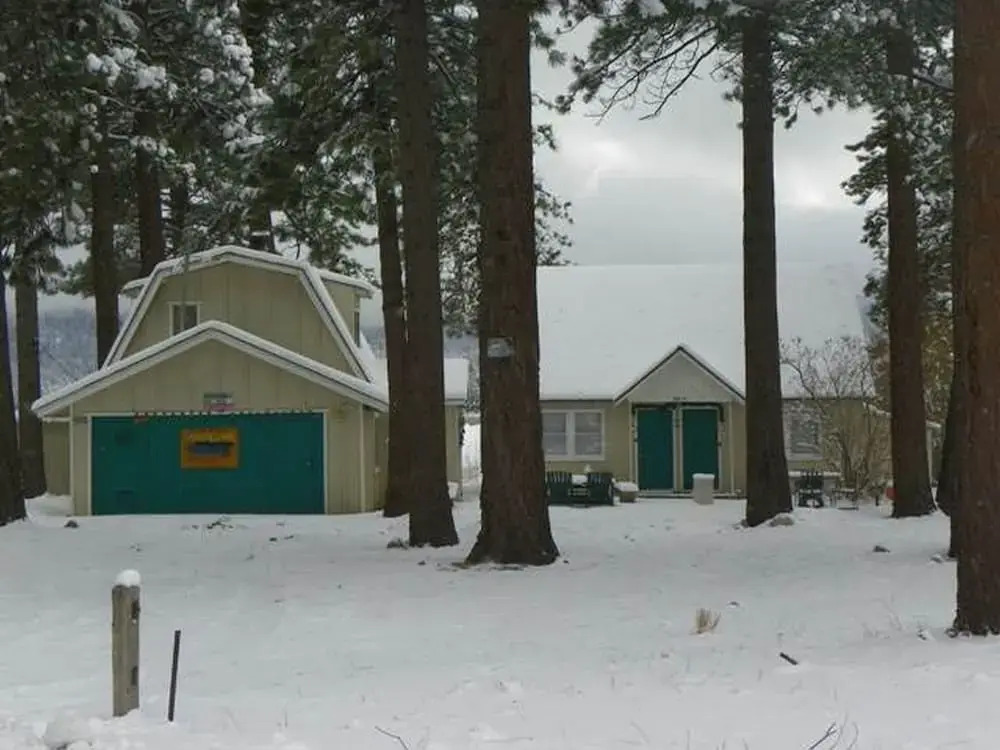 Lakeside Cabin 9