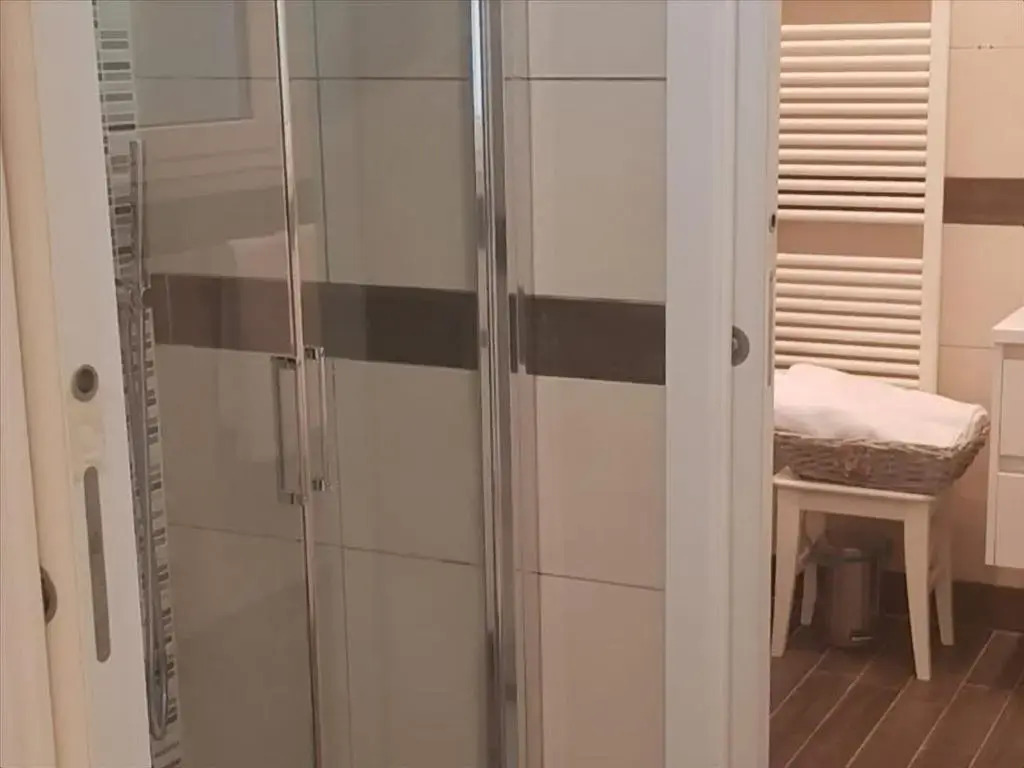 Tamb&B2 Superior Double Room with Private Bathroom - Camera Matrimoniale Superior con bagno privato