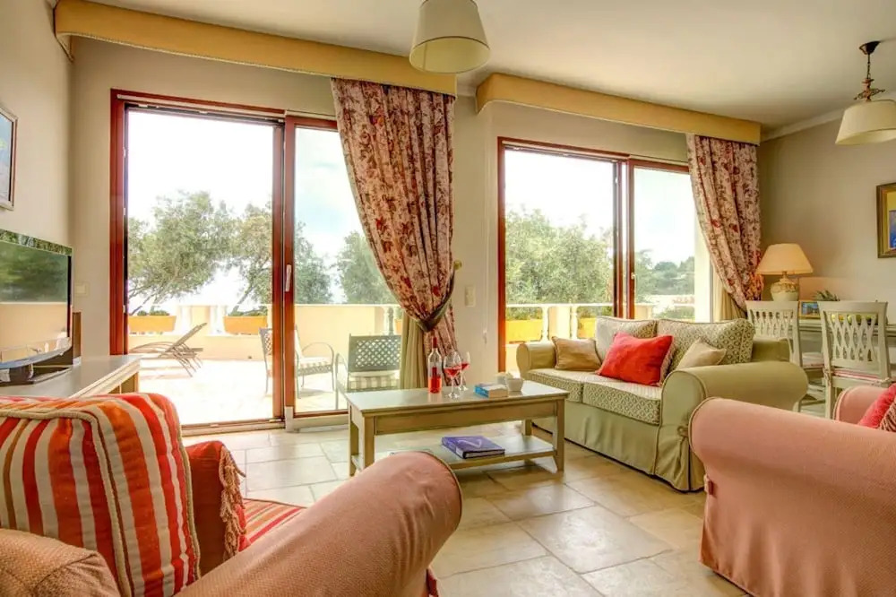 Kalliope Villa - Classic Modern With a Splash of Glam