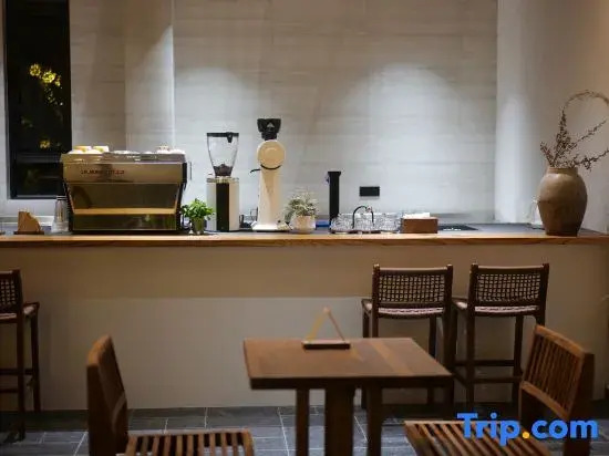 Yoyo Erting Sea-view Designer Guesthouse (Erhai Ecological Corridor Branch)