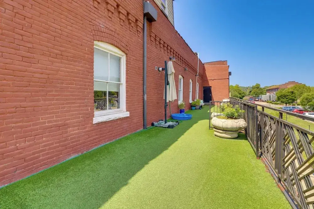 Dtwn Lynchburg Apt w/ Shared Deck: Pets Welcome!