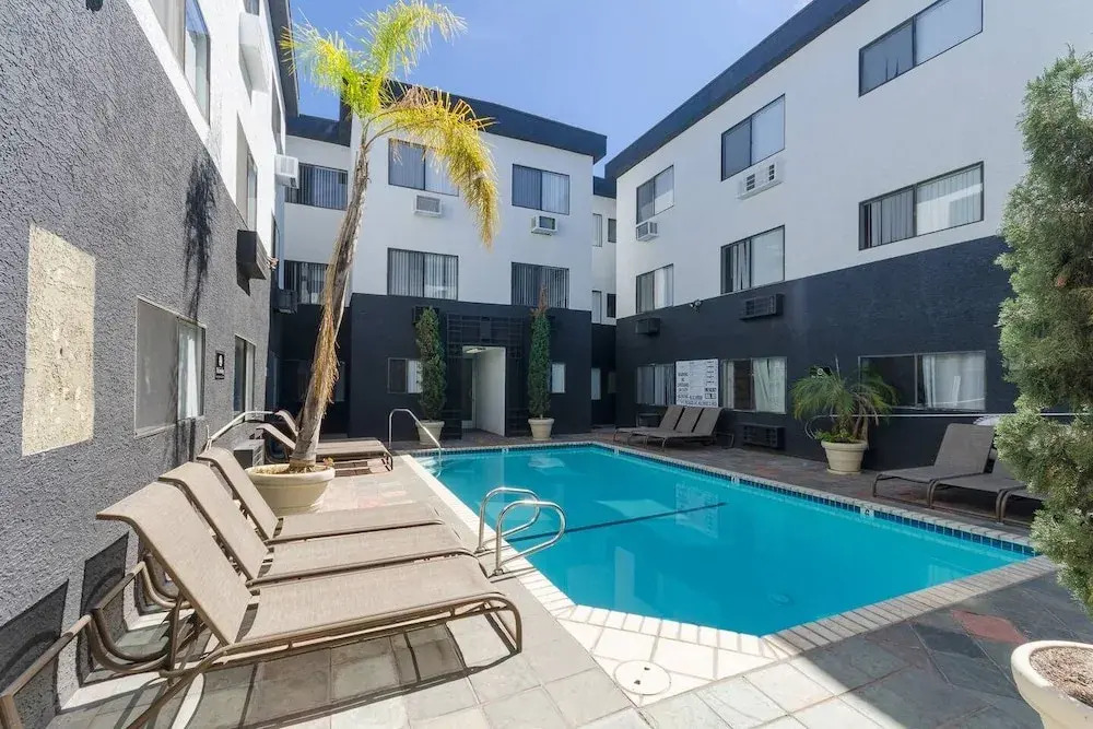 (70% off) - On Hollywood Walk Of Fame! - 2BR/2BATH - Free Parking! (D2)