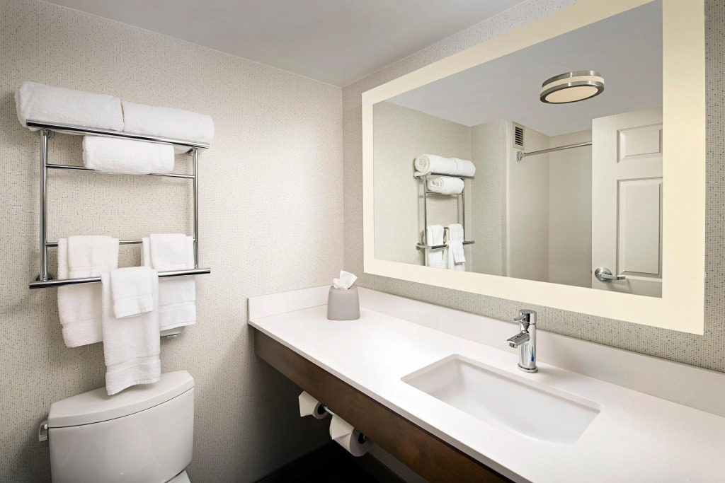 Holiday Inn Express & Suites Baltimore - BWI Airport North by IHG