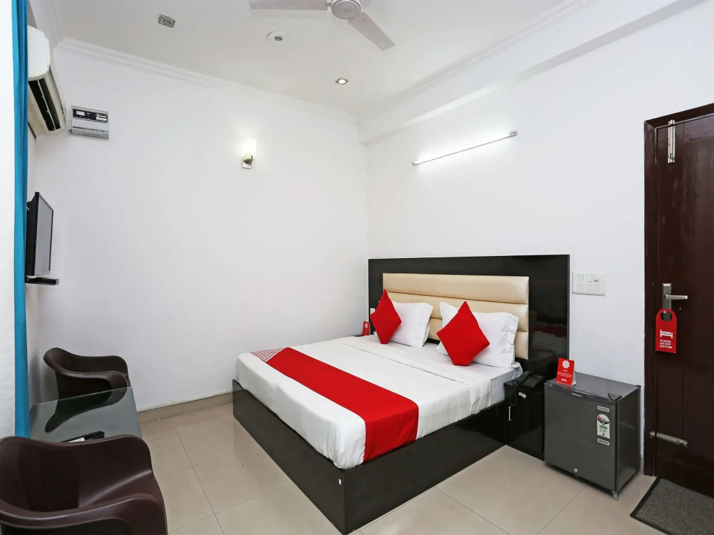 OYO 16449 Signature Stay's