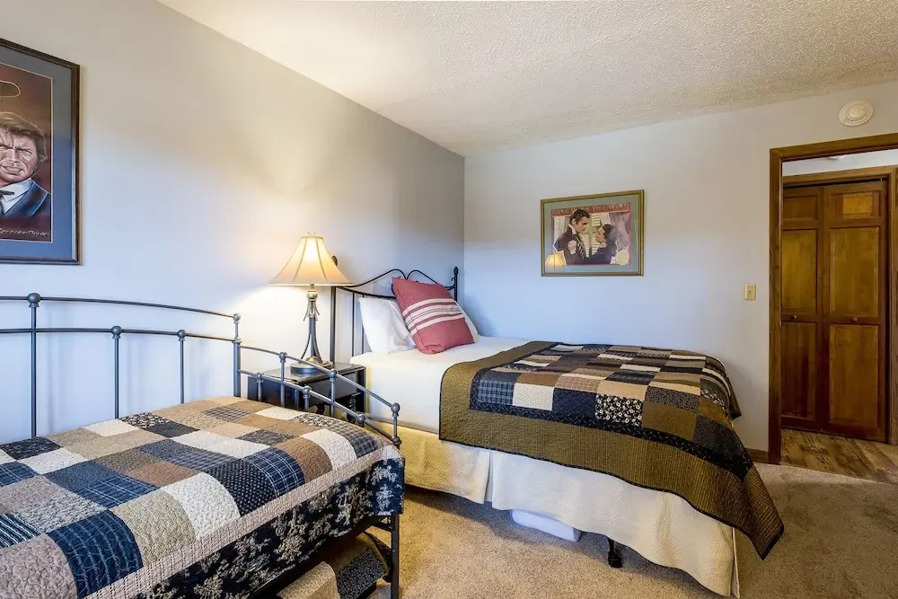 Phoenix 207 2 Bedroom Condo by Redawning