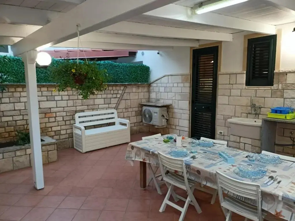 Villetta "Poesia" a 50 m dal mare con giardino e parking