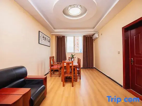 Xinzheng Black Panther Business Hotel (Golden Avenue Black Panther Logistics Park)
