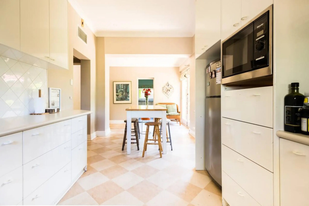 Beautiful 2 Story Manor Close to Beach and all