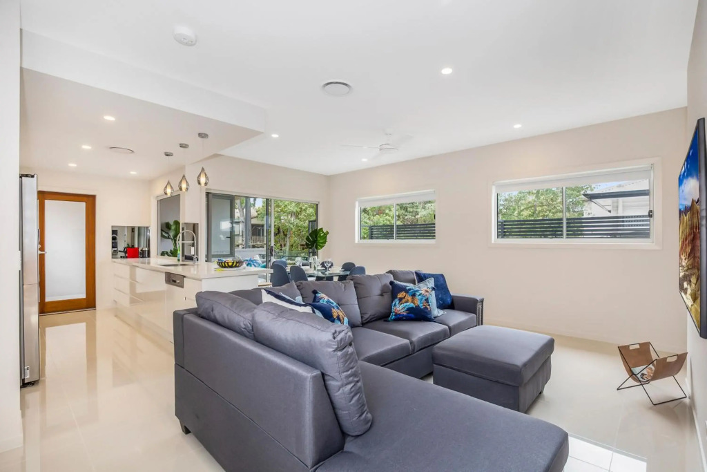 Park Avenue Luxe Chic Townhouse Sleeps 9, Carpark