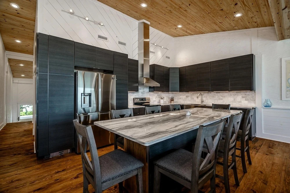 Oceans 6 4 Bedroom Condo by RedAwning