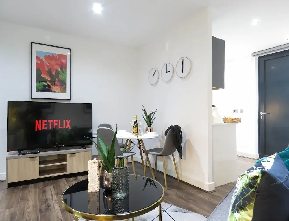 Tudors eSUites Birmingham Apartments Terrace and Private Parking