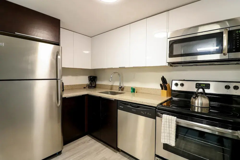 Bayshore Chic Apartment with Marina View