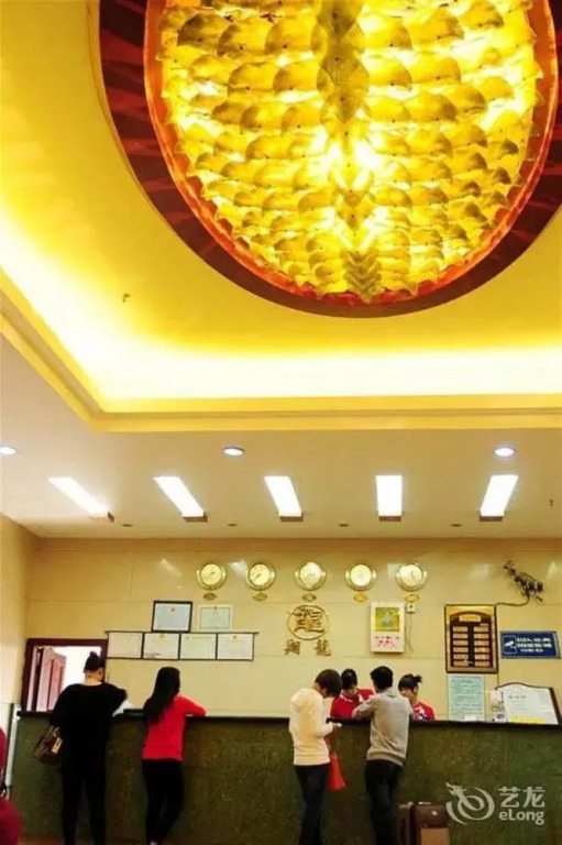 Xianglong Boutique Hotel (Guangzhou North Railway Station Huacheng Road Subway Station)