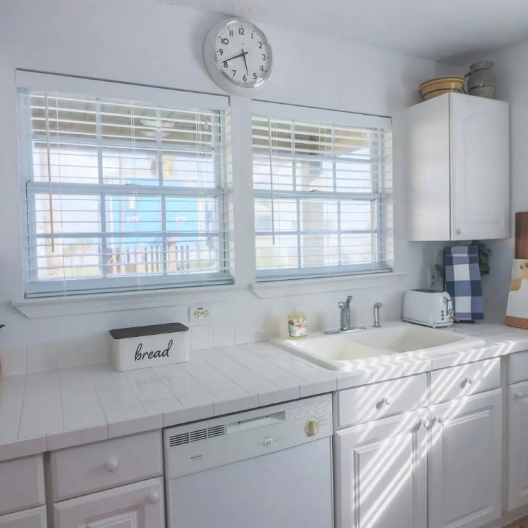 2nd Row Beach Home Ocean Views Old School Vibes - 1 min Walk to Sunny Beach