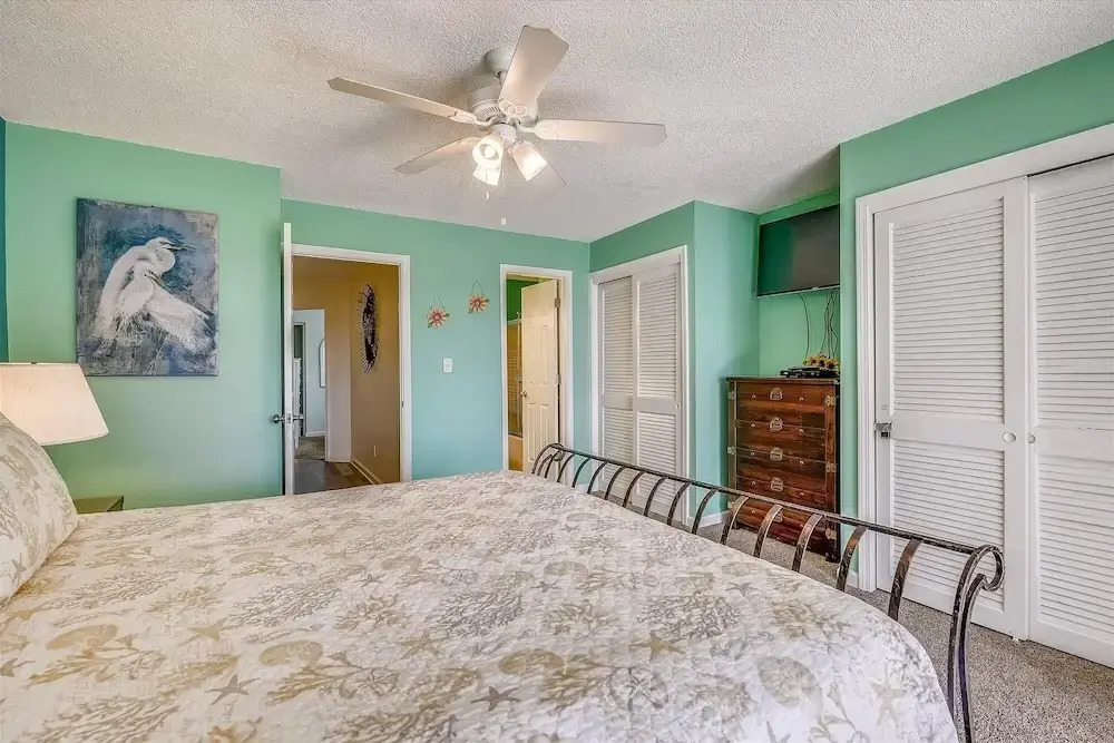 Sugar Beach A6-Lovely 4 bedroom 3 bath Condo. Sleeps 11. Free Beach Chairs 2021! 4 Condo by RedAwning