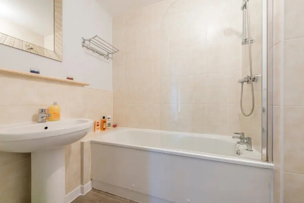 3 Bedroom Apartment Near City Centre With Parking