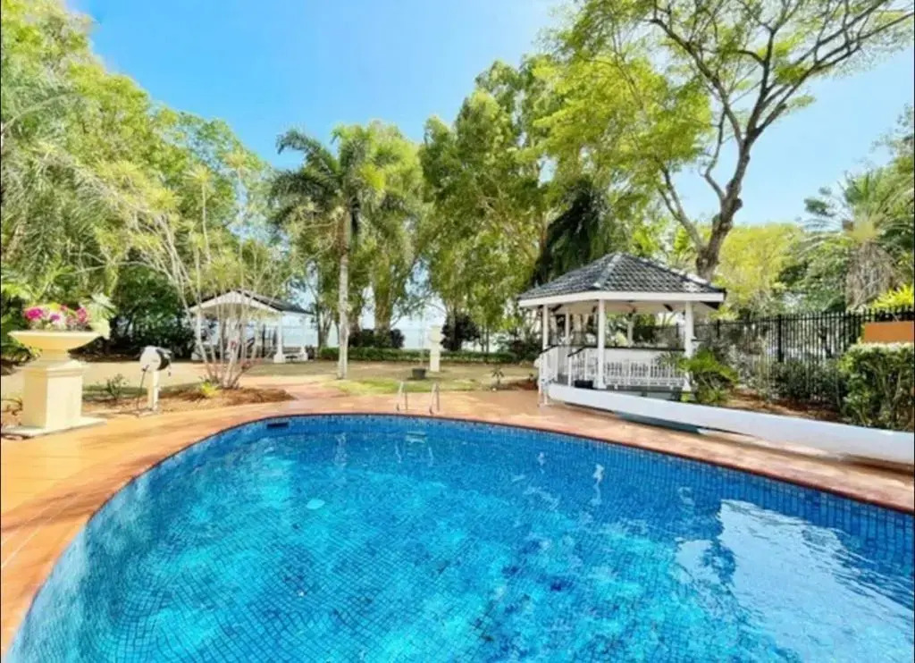 Willow Garden Stays Cairns - Beachfront 4 Bedroom Luxury Holiday Home