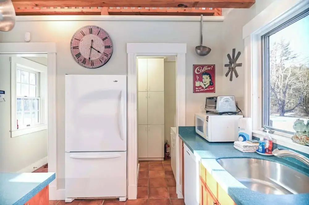 4 BDR w/ Private Hot Tub, Backyard and Deck!