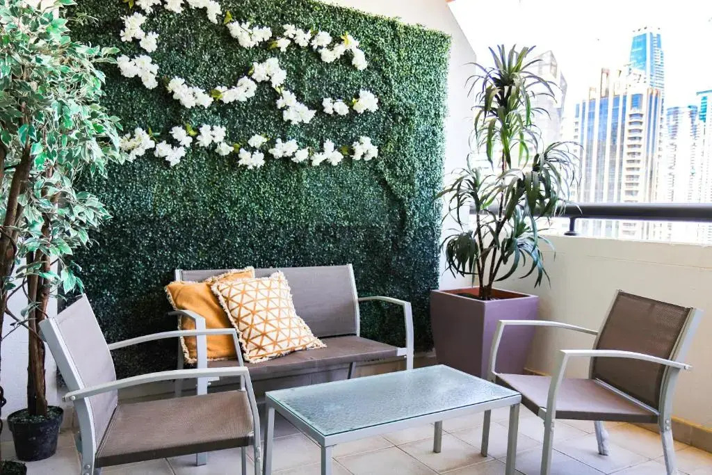 Signature Holiday Homes - Newly Furnished 1 BHK in Time Place Tower, Dubai Marina