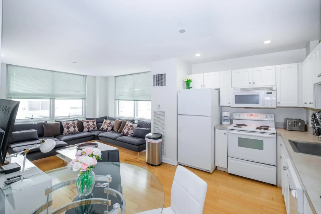 Luxury 2BR + 100 Walkscore | Theatre District | Evonify