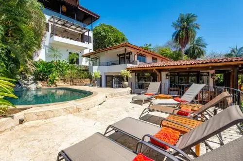Luxury 4-bedroom home a short walk from the beach
