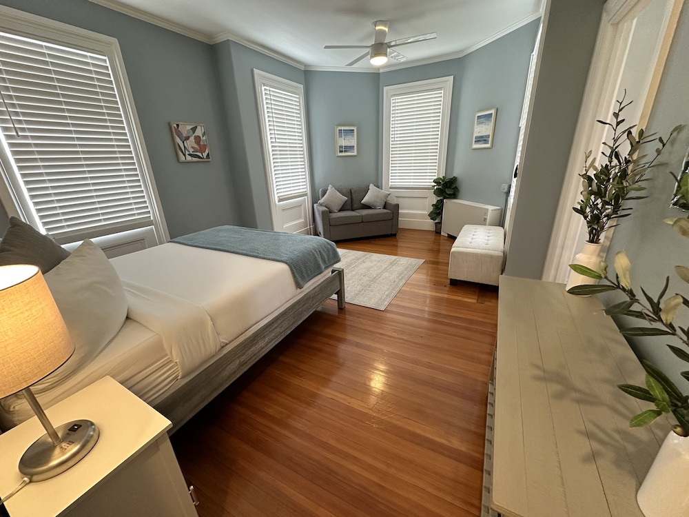 Spacious Suite 1 Bed/ 1 Bath/ Pullouts Sofas - Unit 5 1 Bedroom Apts