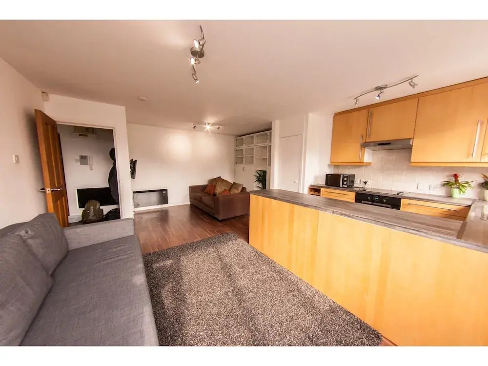 Bright and Spacious Flat Near Borough